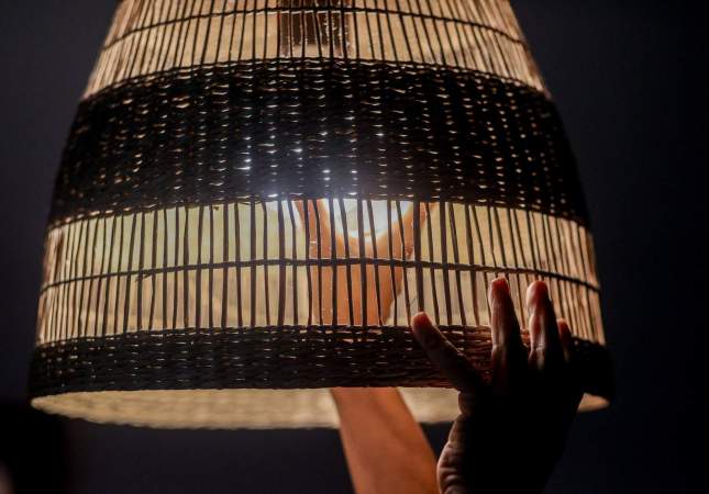 EuropaPress 6198135 persona enrosca bombilla septiembre 2024 madrid espana precio medio