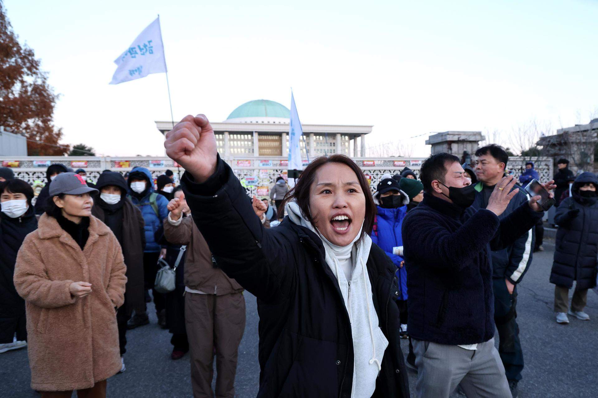 La oposición de Corea del Sur presenta una moción de censura para destituir al presidente Yoon
