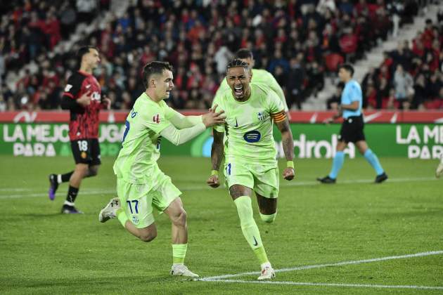 Raphinha i Casadó celebren un gol del Barça al camp del Mallorca / Foto: EFE