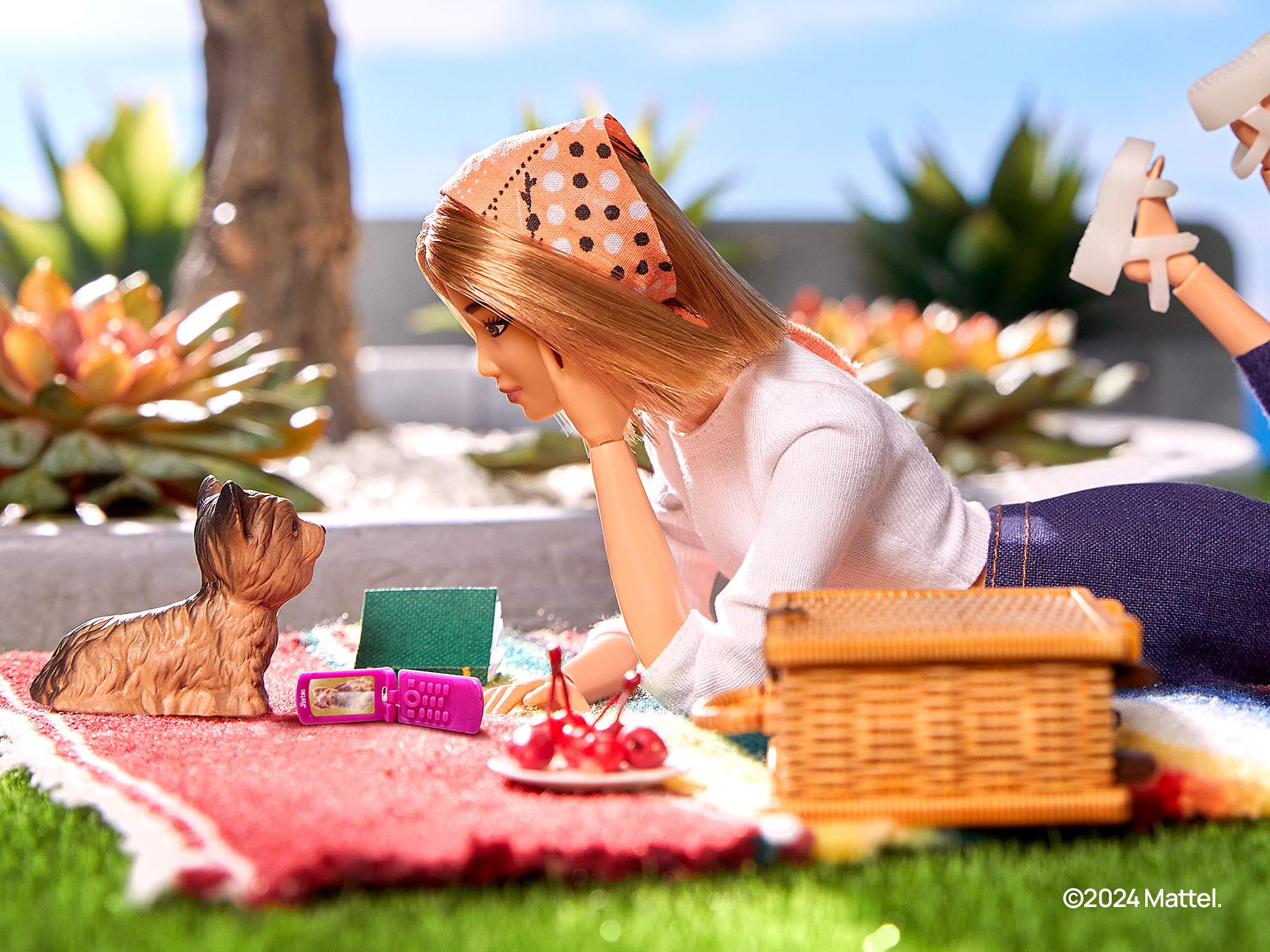 Demandan a Mattel por unas muñecas de la película 'Wicked' que incluían un enlace a una web porno