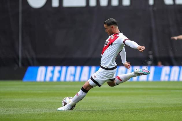 Raúl de Tomás chuta durante un partido del Rayo Vallecano / Foto: Europa Press Raúl de Tomás chuta durante un partido del Rayo Vallecano / Foto: Europa Press