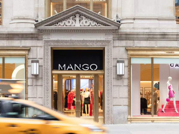 Exterior d'un comerç de Mànec|Mango als EUA. Exterior d'un comerç de Mànec|Mango als EUA.