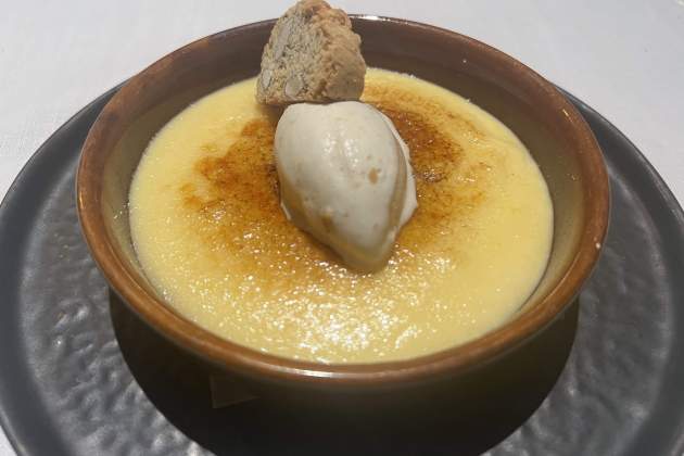 Crema catalana con helado de carquiñol – Sueño – Rosa Molinero Trias Crema catalana con helado de carquiñol – Sueño – Rosa Molinero Trias