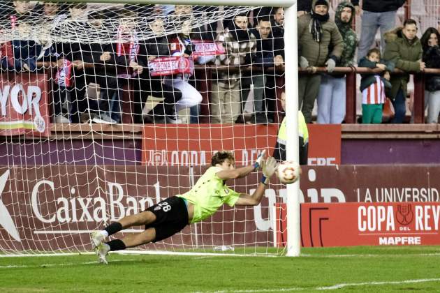 Pol Arnau para el penal|penalti contra el Girona y clasifica al Logronyès / Foto: EFE Pol Arnau para el penal|penalti contra el Girona y clasifica al Logronyès / Foto: EFE