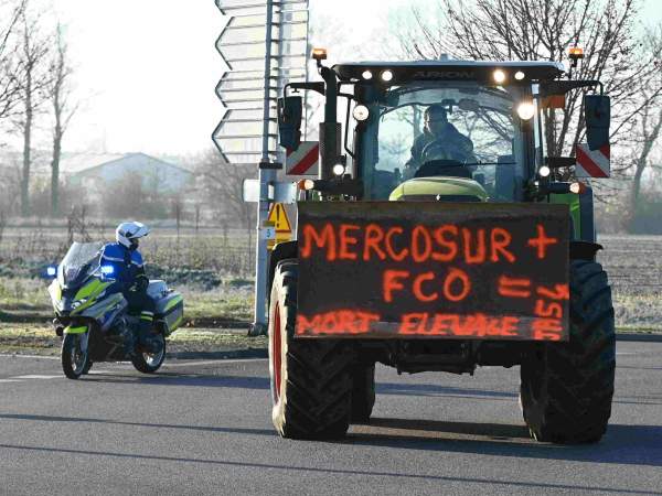 EuropaPress 6389539 december 2024 agricultor francaas protesta tractor mostrant cartell contra EuropaPress 6389539 december 2024 agricultor francaas protesta tractor mostrant cartell contra