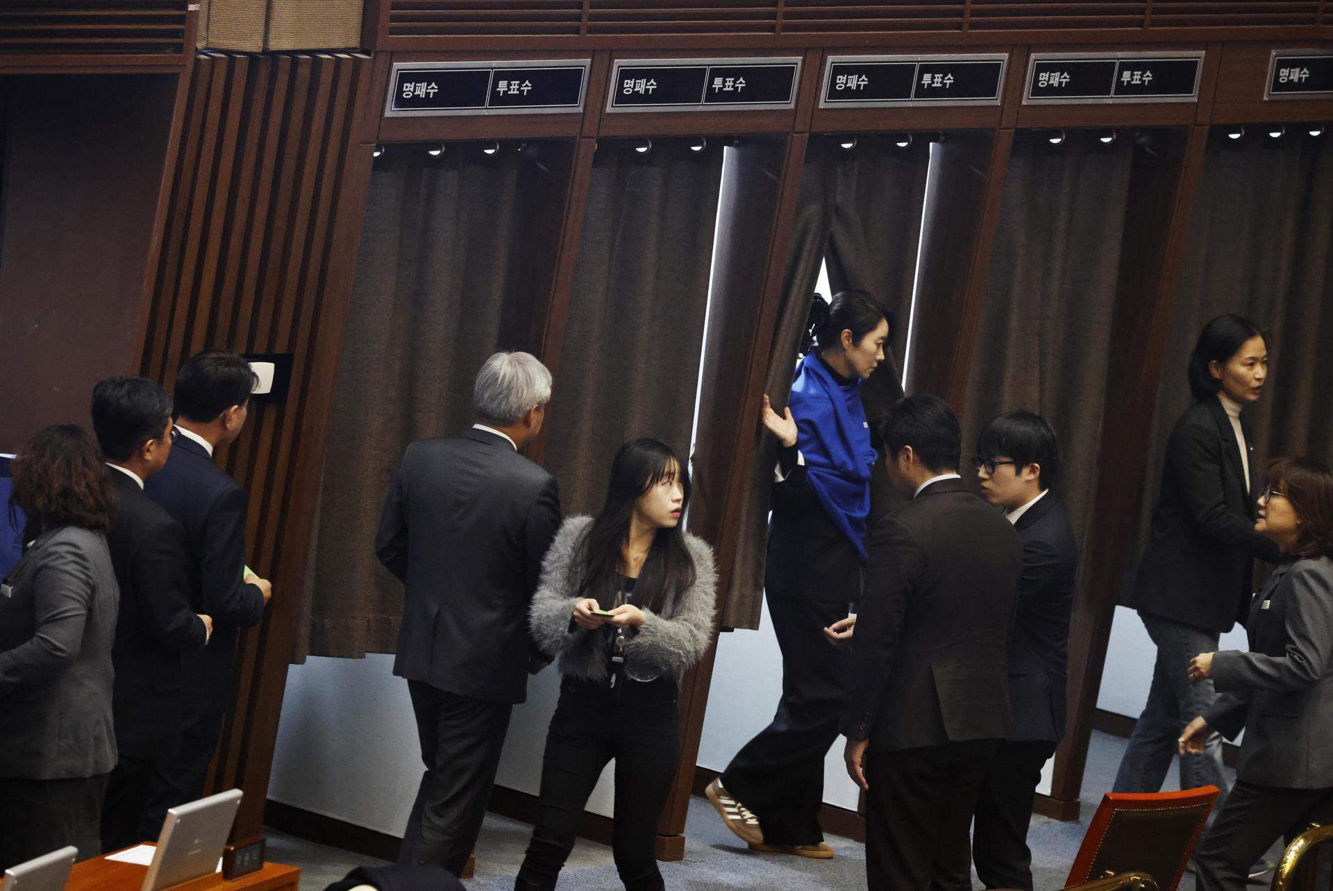 Yoon Suk-yeol se salva de la moción de censura por una maniobra de su partido