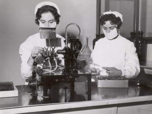 El laboratorio de Almirall, en 1960 El laboratorio de Almirall, en 1960