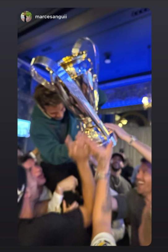Riqui Puig levantado por sus compañeros / Instagram Riqui Puig levantado por sus compañeros / Instagram