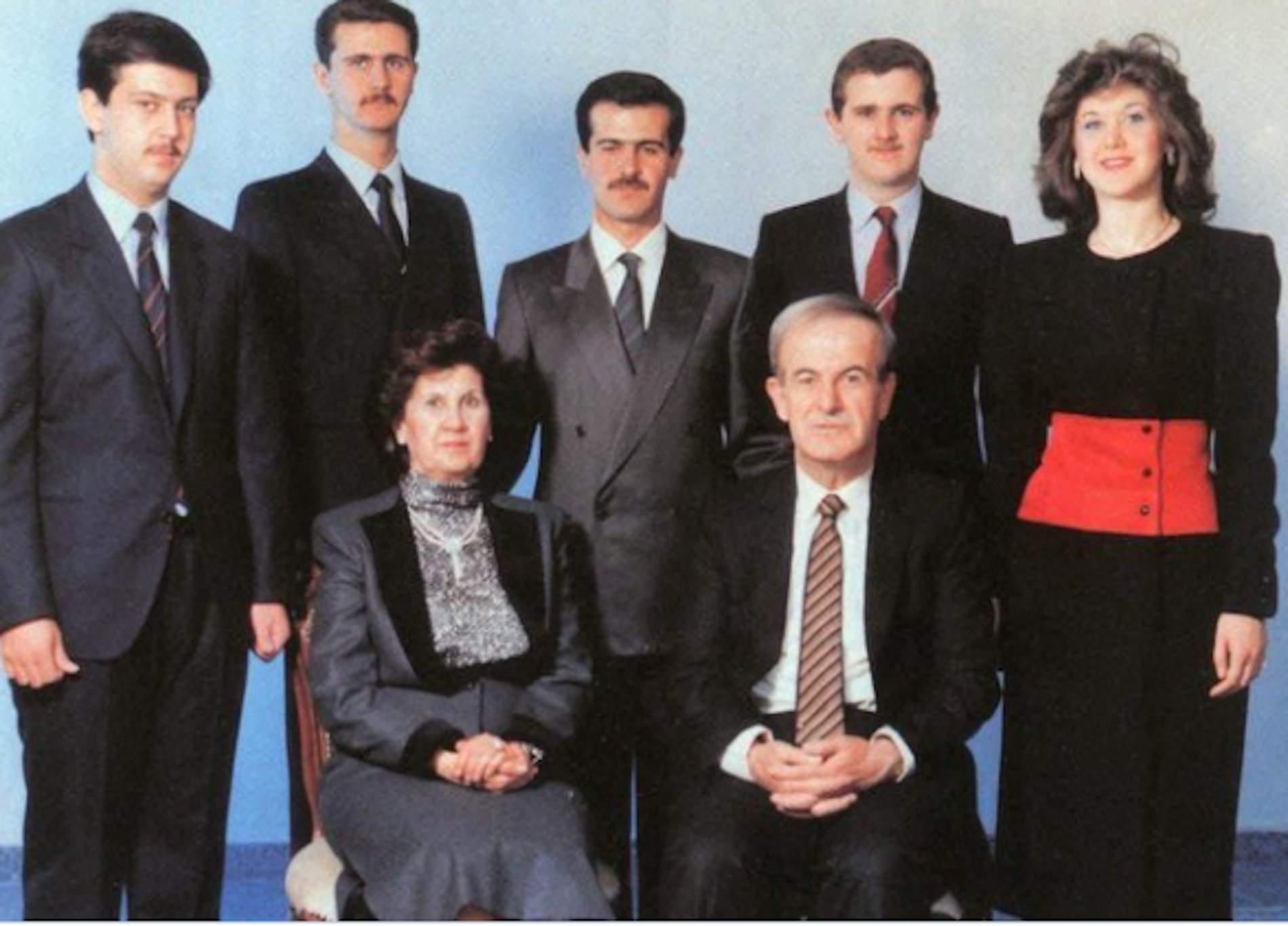 La familia Al Assad. Bashar a l'Assad, segon d'esquerra a dreta, dret. Asseguts, en primer pla, el seu pare, el mort president Hafez a l'Assad. Jpeg La familia Al Assad. Bashar a l'Assad, segon d'esquerra a dreta, dret. Asseguts, en primer pla, el seu pare, el mort president Hafez a l'Assad. Jpeg