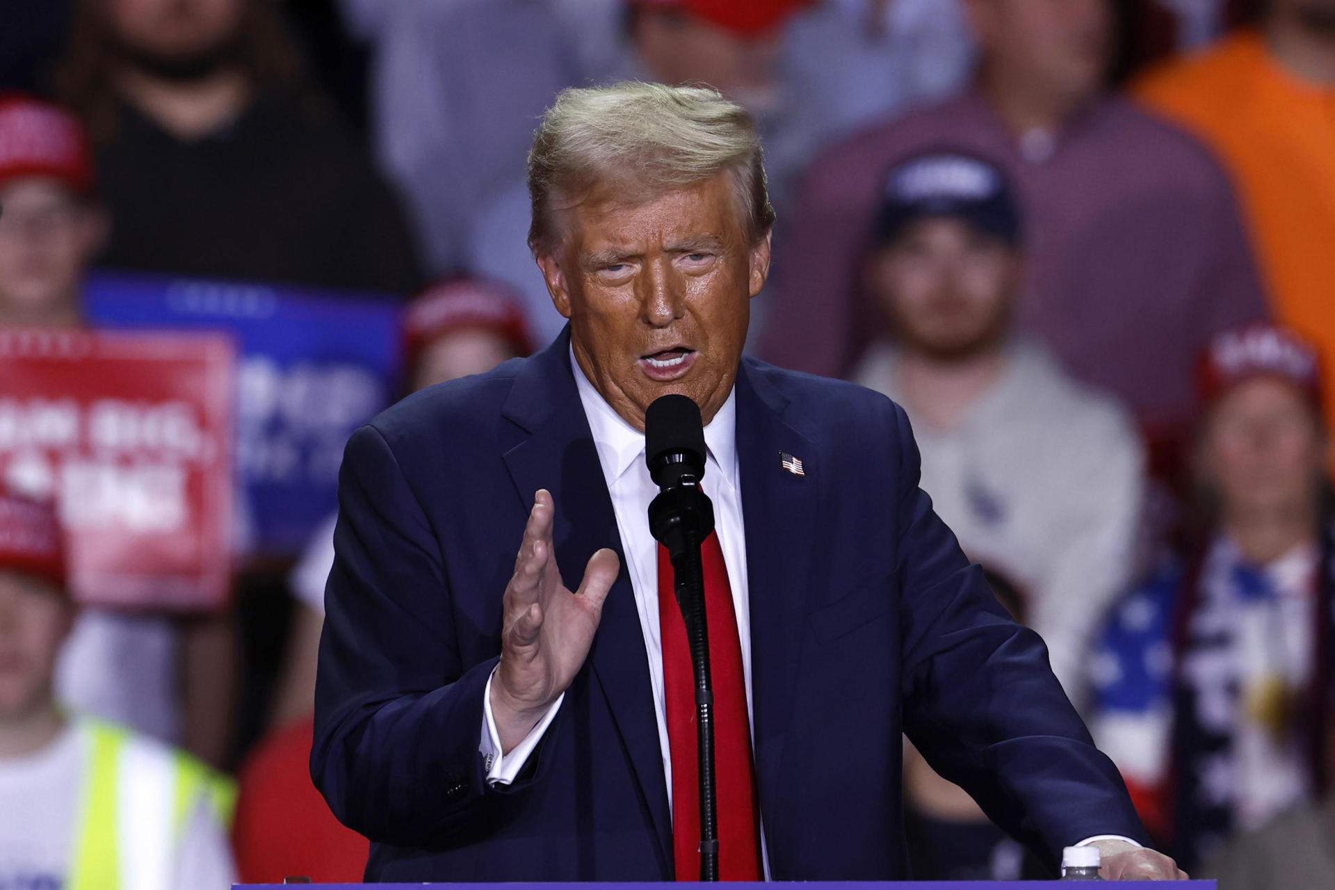 Trump promete deportar migrantes e indultar a los condenados en el asalto al Capitolio en su segundo mandato