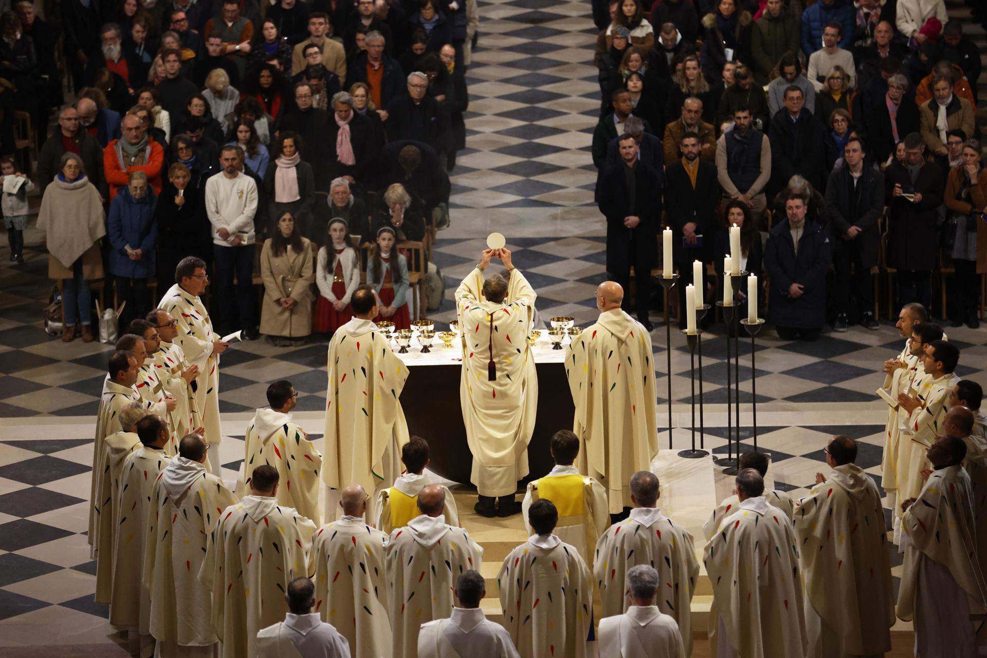 Urtasun, el gran señalado por la ausencia de los reyes de España en la inauguración de Notre Dame