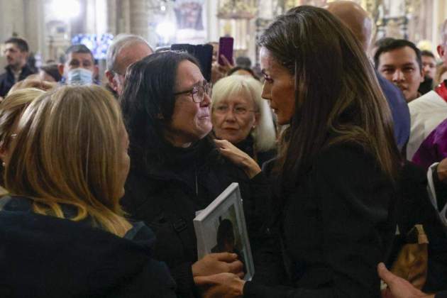 Letizia habla con las víctimas Letizia habla con las víctimas