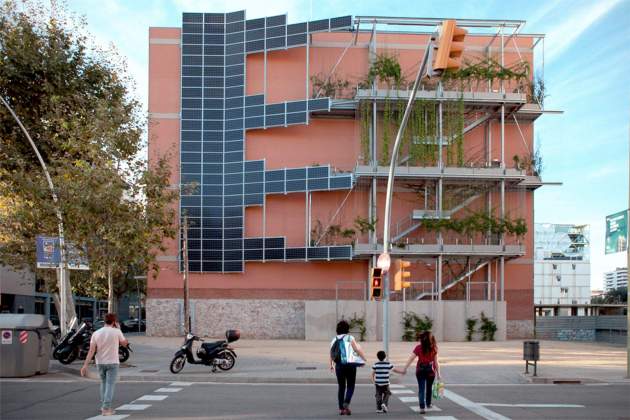 Mitgera solar fotovoltaica al carrer de la Ciutat de Granada Mitgera solar fotovoltaica al carrer de la Ciutat de Granada