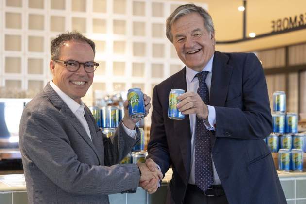 Firma del acuerdo de Nestlé i Damm para comercializar Nestea. Fuente: Damm Firma del acuerdo de Nestlé i Damm para comercializar Nestea. Fuente: Damm