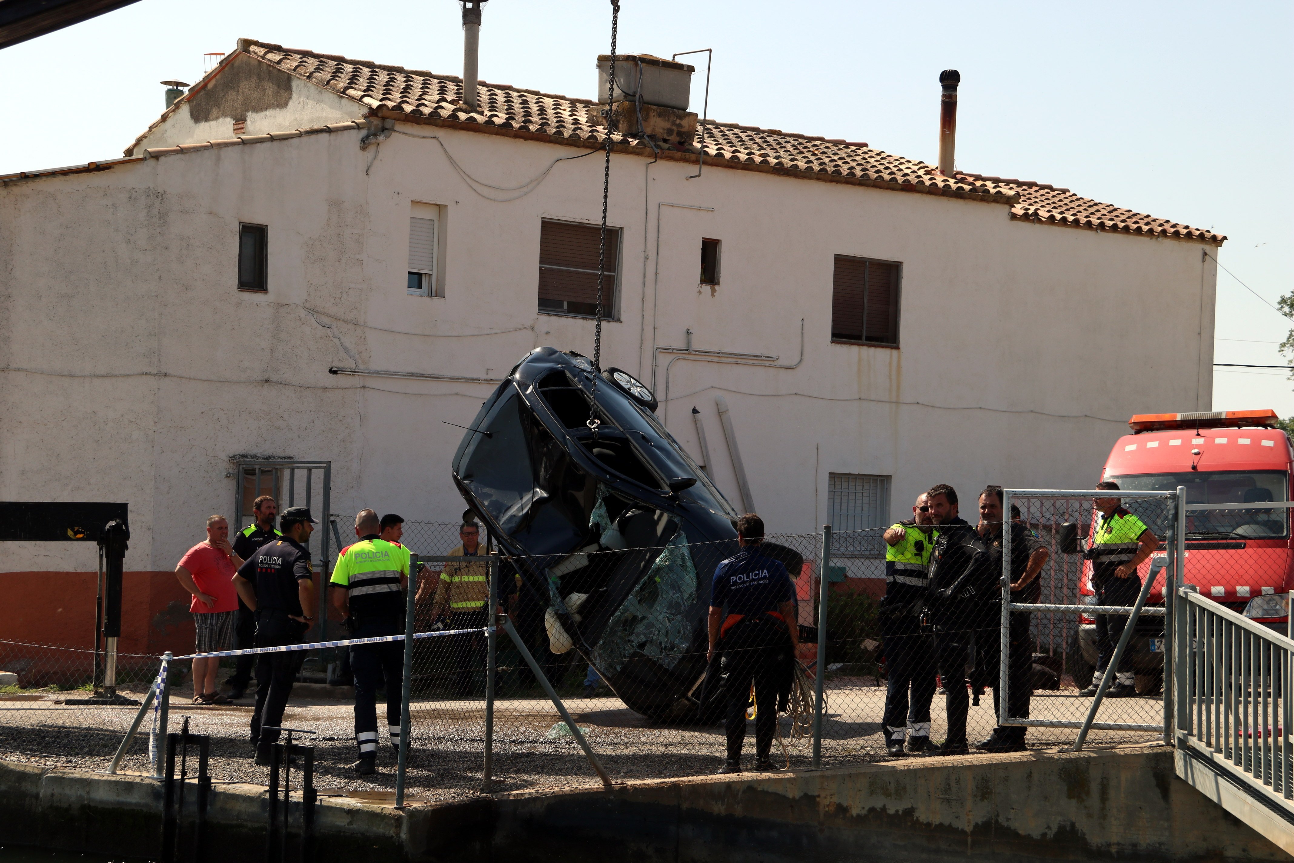 Muere un conductor al caer en el canal del río Ebro