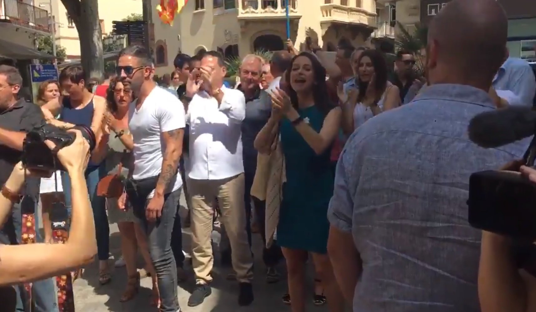 Arrimadas grita 'libertad' en Canet (contra las plantadas de cruces amarillas)