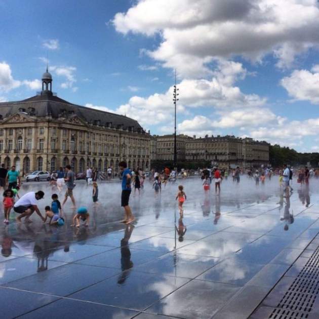 Burdeos. Plaza de la Bolsa. Fuente: Pinterest Burdeos. Plaza de la Bolsa. Fuente: Pinterest