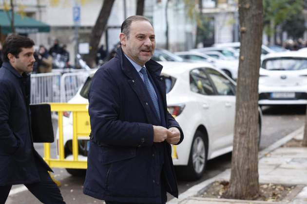 José Luis Abalos llegando a la declaración voluntaria. EFE José Luis Abalos llegando a la declaración voluntaria. EFE