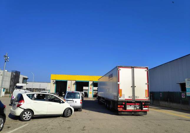 Diversos vehicles en el recinte d'una estació d'ITV, a Girona. Asetrans Girona / ACN