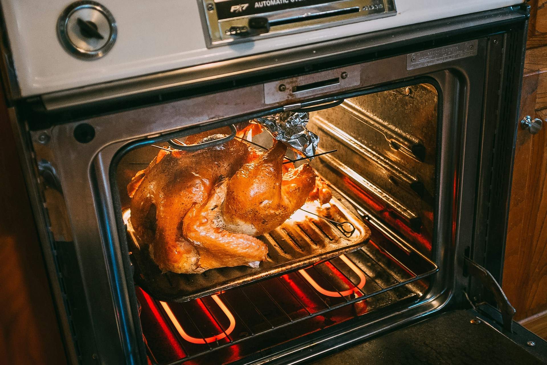 Utilizar papel de aluminio para cocinar al horno: los peligros de los que alerta la ciencia