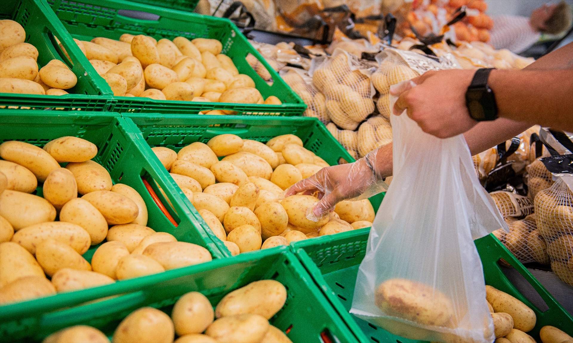 El efecto no esperado de la prohibición de dar bolsas de plástico gratuitas en los supermercados