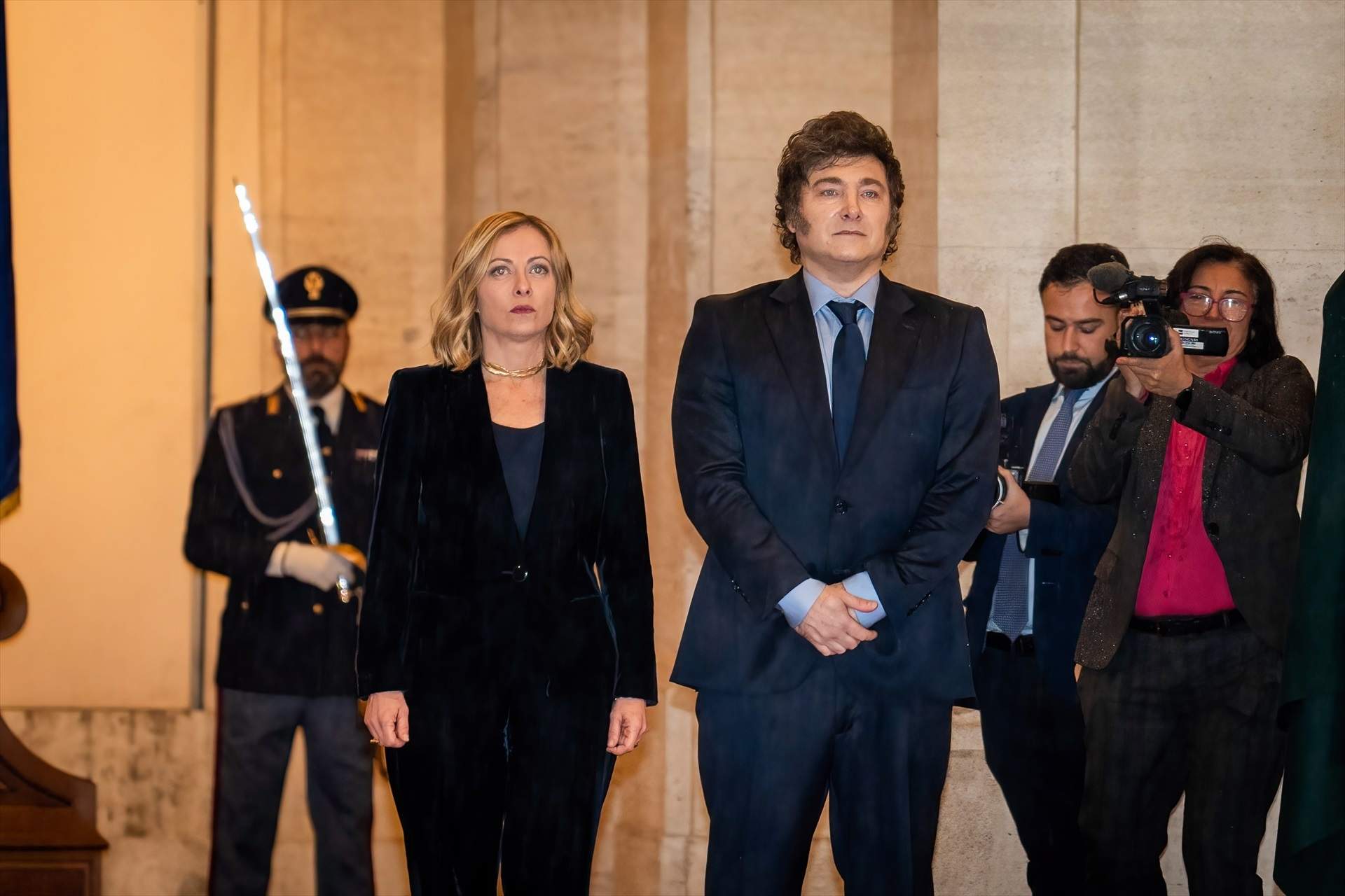Giorgia Meloni concede la nacionalidad italiana a Javier Milei en medio de una oleada de indignación