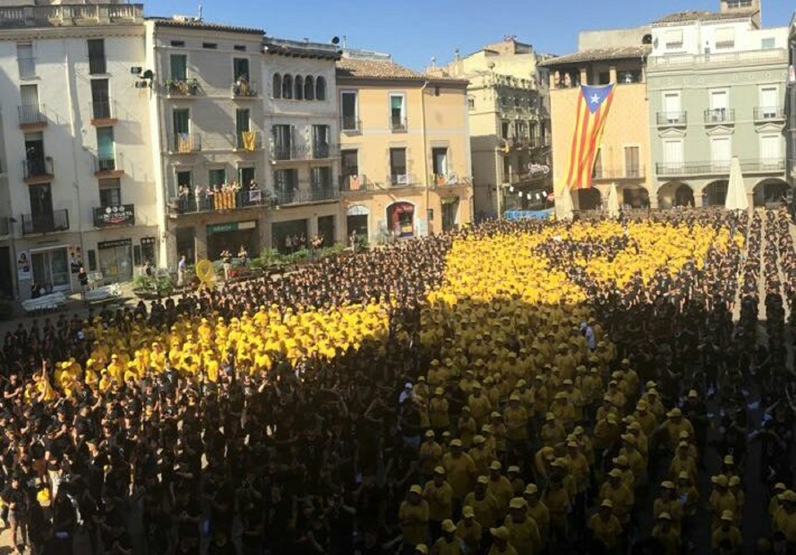 Un enorme lazo amarillo humano 'subleva' Igualada