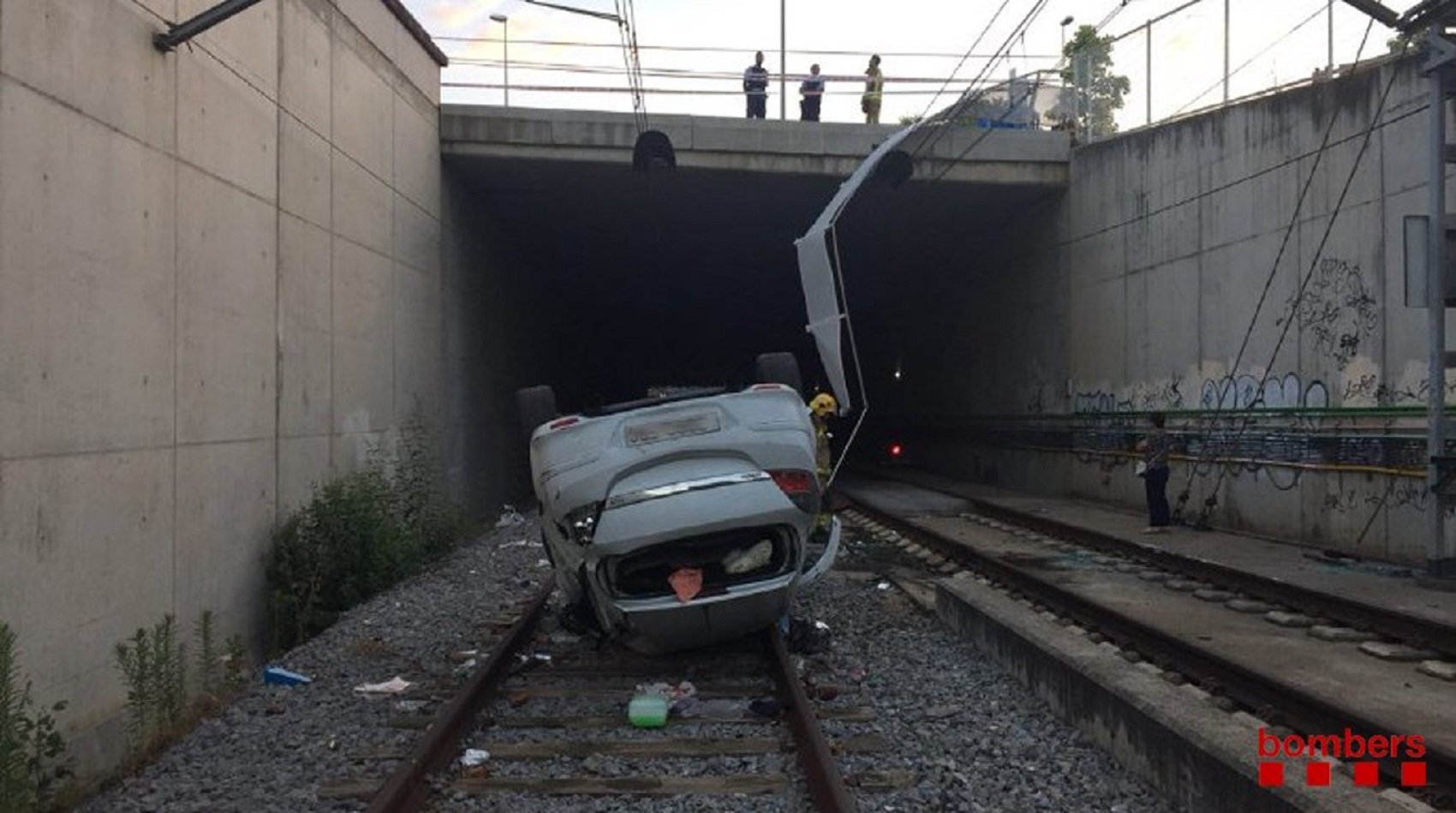 Un cotxe cau a la via del tren i talla la circulació durant 4 hores