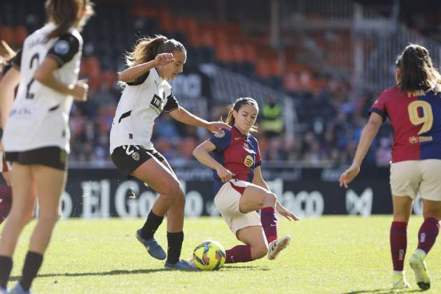 Aitana Bonmatí cortando balón / Foto: EFE Aitana Bonmatí cortando balón / Foto: EFE