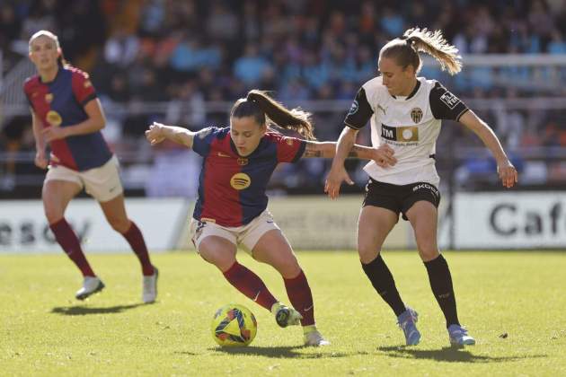 Claudia Pina luchando por el balón / Foto: EFE Claudia Pina luchando por el balón / Foto: EFE