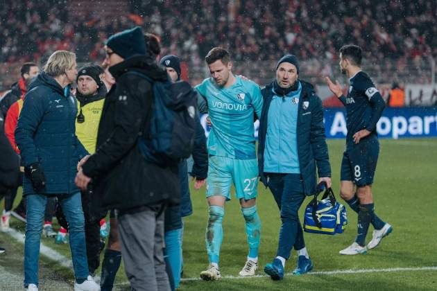 Patrick Drews salliendo con los medicos del partido / Fiti: VfL Bochum Patrick Drews salliendo con los medicos del partido / Fiti: VfL Bochum
