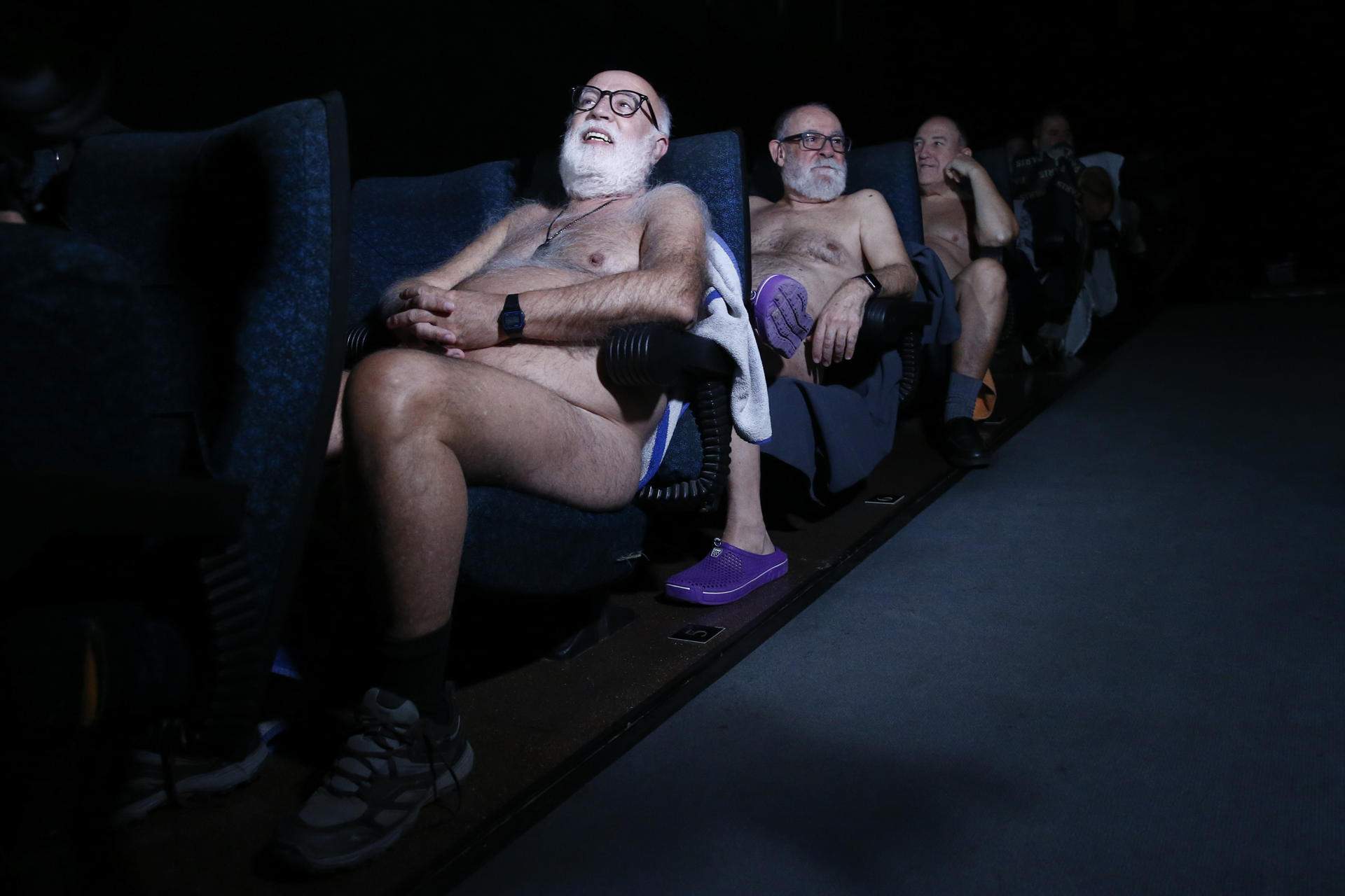 El público nudista disfruta de una sesión especial en los Cinemes Girona de Barcelona