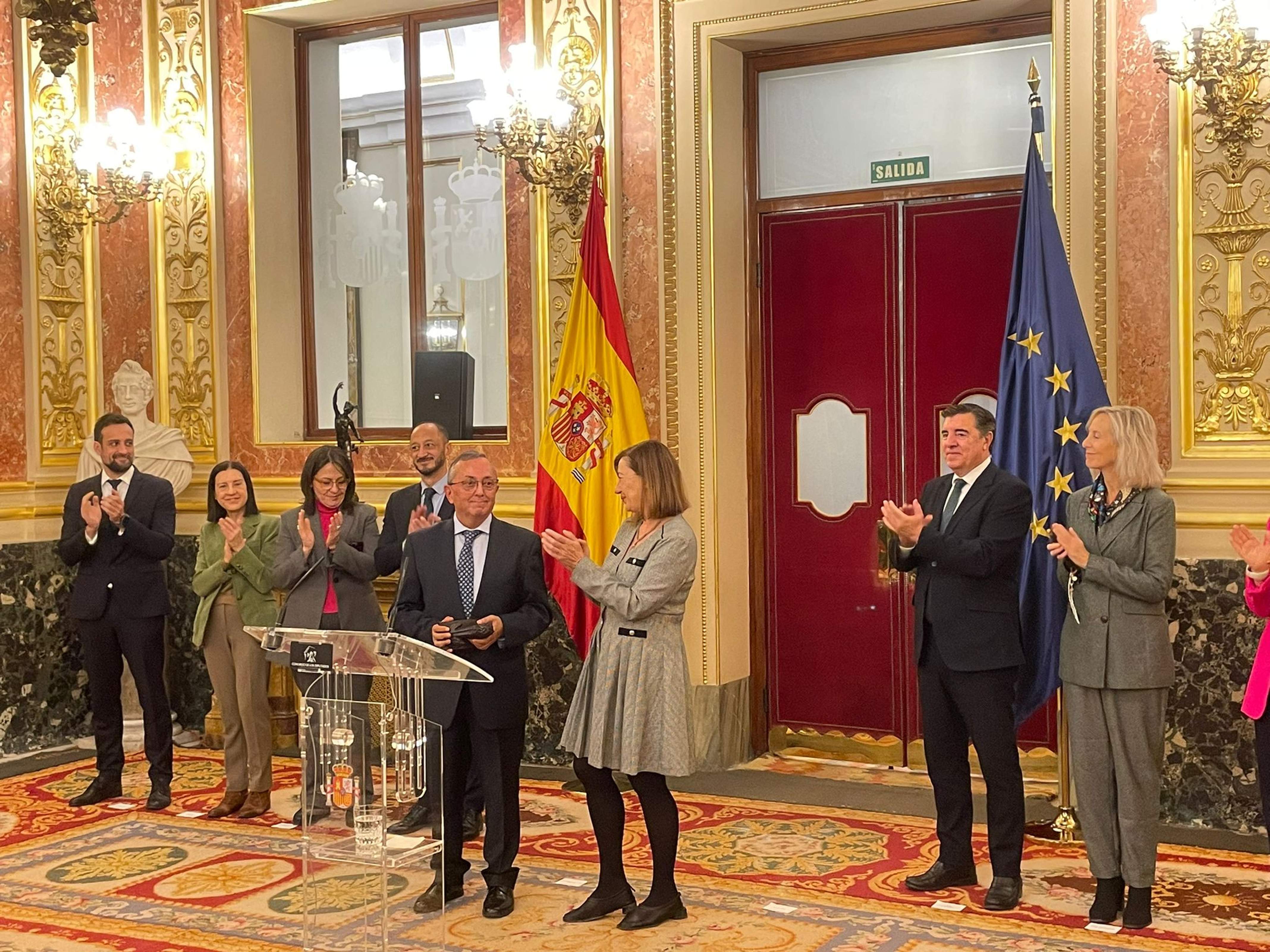 El periodista Josep Capella recibe el premio Josefina Carabias del Congreso de los Diputados