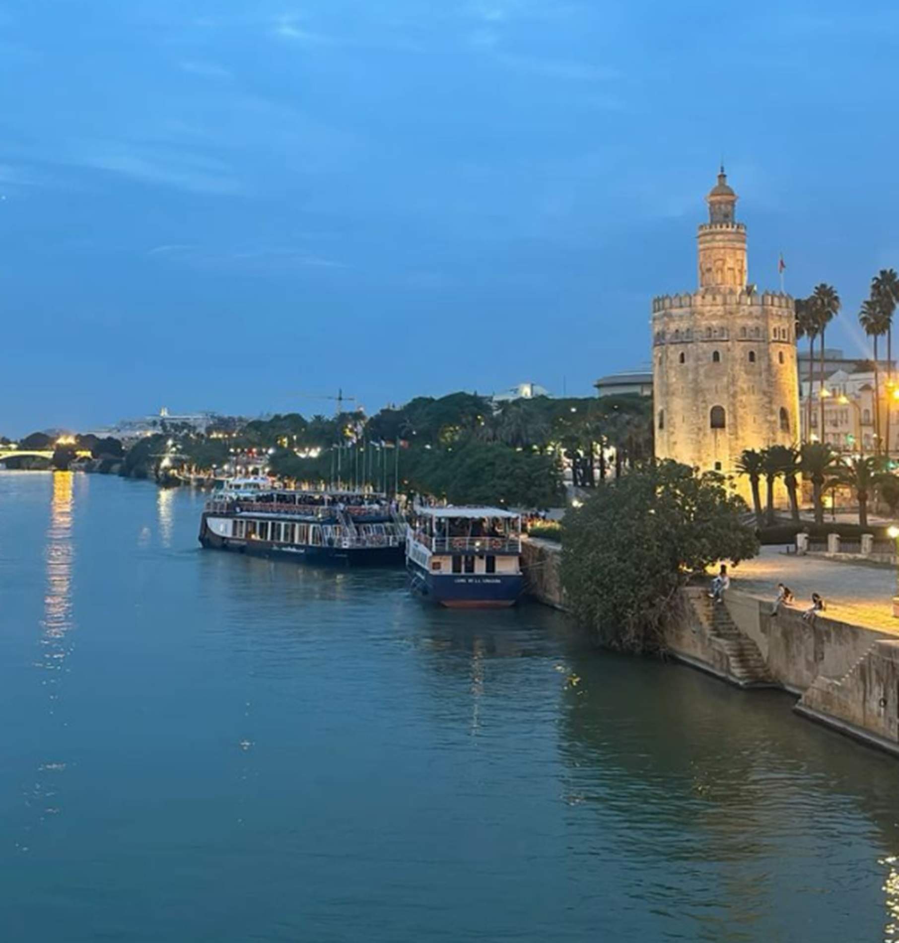 Sevilla. Torre del Oro, muelle del antiguo puerto fluvial y el río Guadalquivir. Font Pinterest Sevilla. Torre del Oro, muelle del antiguo puerto fluvial y el río Guadalquivir. Font Pinterest