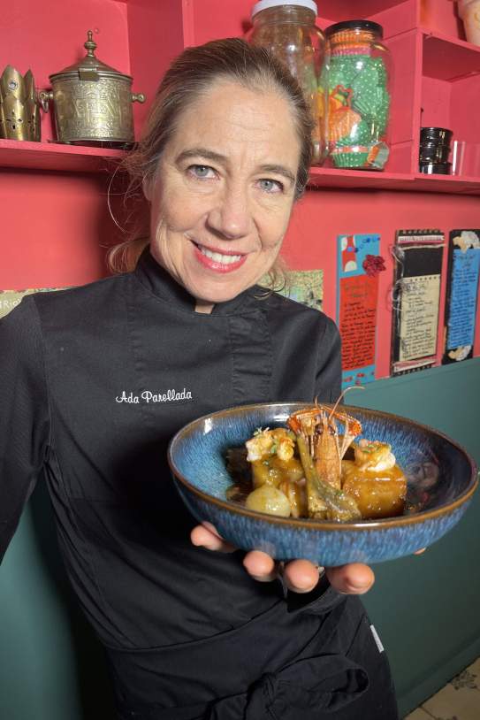 La cocinera Ada Parellada y su plato de cigalas / Foto: Martí Torres La cocinera Ada Parellada y su plato de cigalas / Foto: Martí Torres