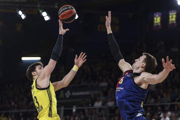 Jan Vesely defiende durante un partido de Eurolliga / Foto: Europa Press Jan Vesely defiende durante un partido de Eurolliga / Foto: Europa Press