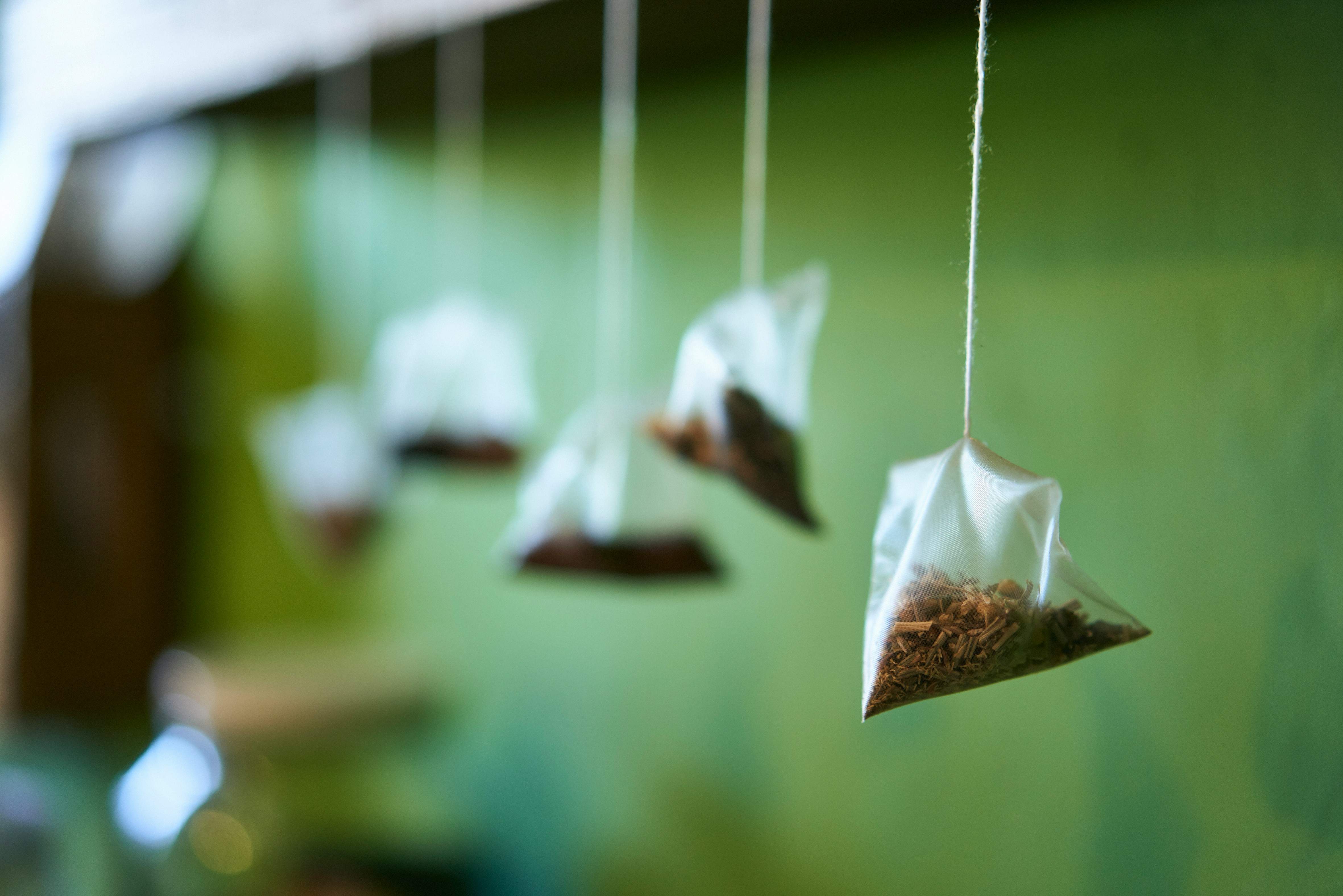 Las bolsitas de té comerciales liberan millones de microplásticos durante el uso
