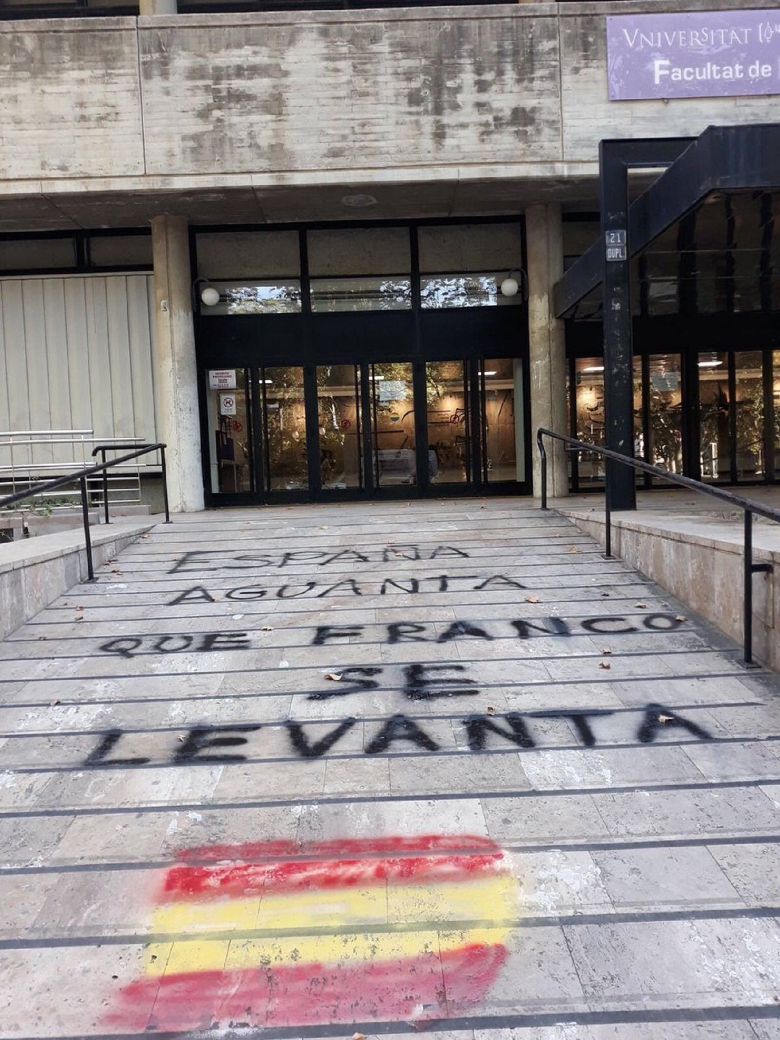 Aparecen pintadas franquistas en la Universitat de València