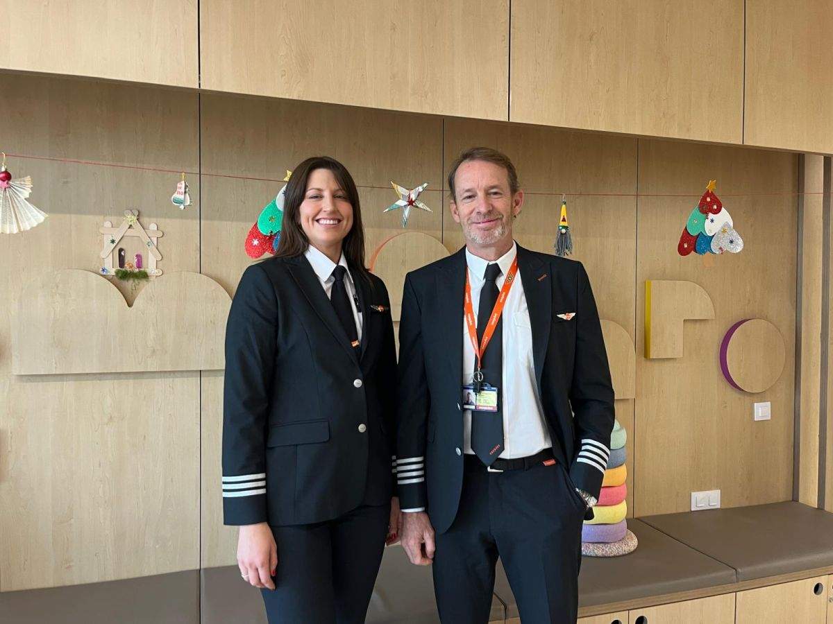 Pilots d'easyJet canvien els comandaments de l'avió per una tarda de conversa i aprenentatges amb nens