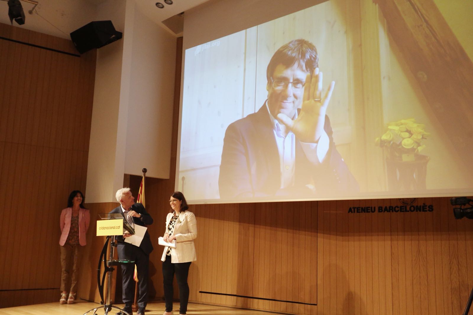 Puigdemont: "Es día para reclamar con más fuerza que nunca la libertad de los presos"