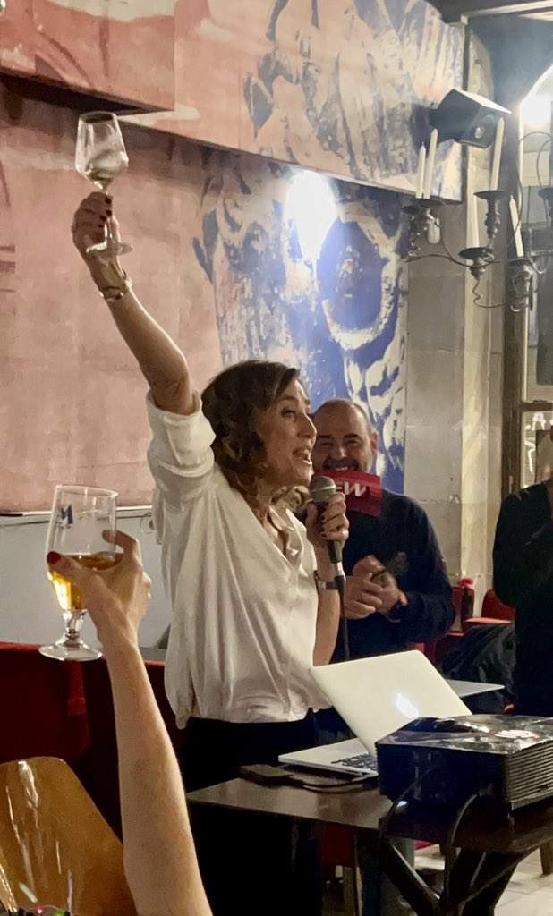 Melero desencadenada fent el brindis twitter Melero desencadenada fent el brindis twitter