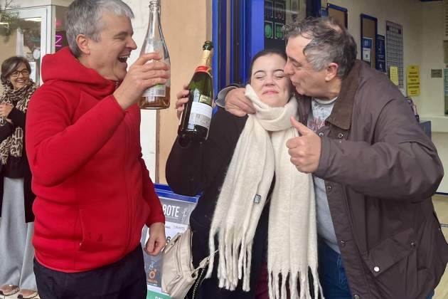 La directora del balneari celebra el tercer premi de la Loteria de Nadal / ACN La directora del balneari celebra el tercer premi de la Loteria de Nadal / ACN