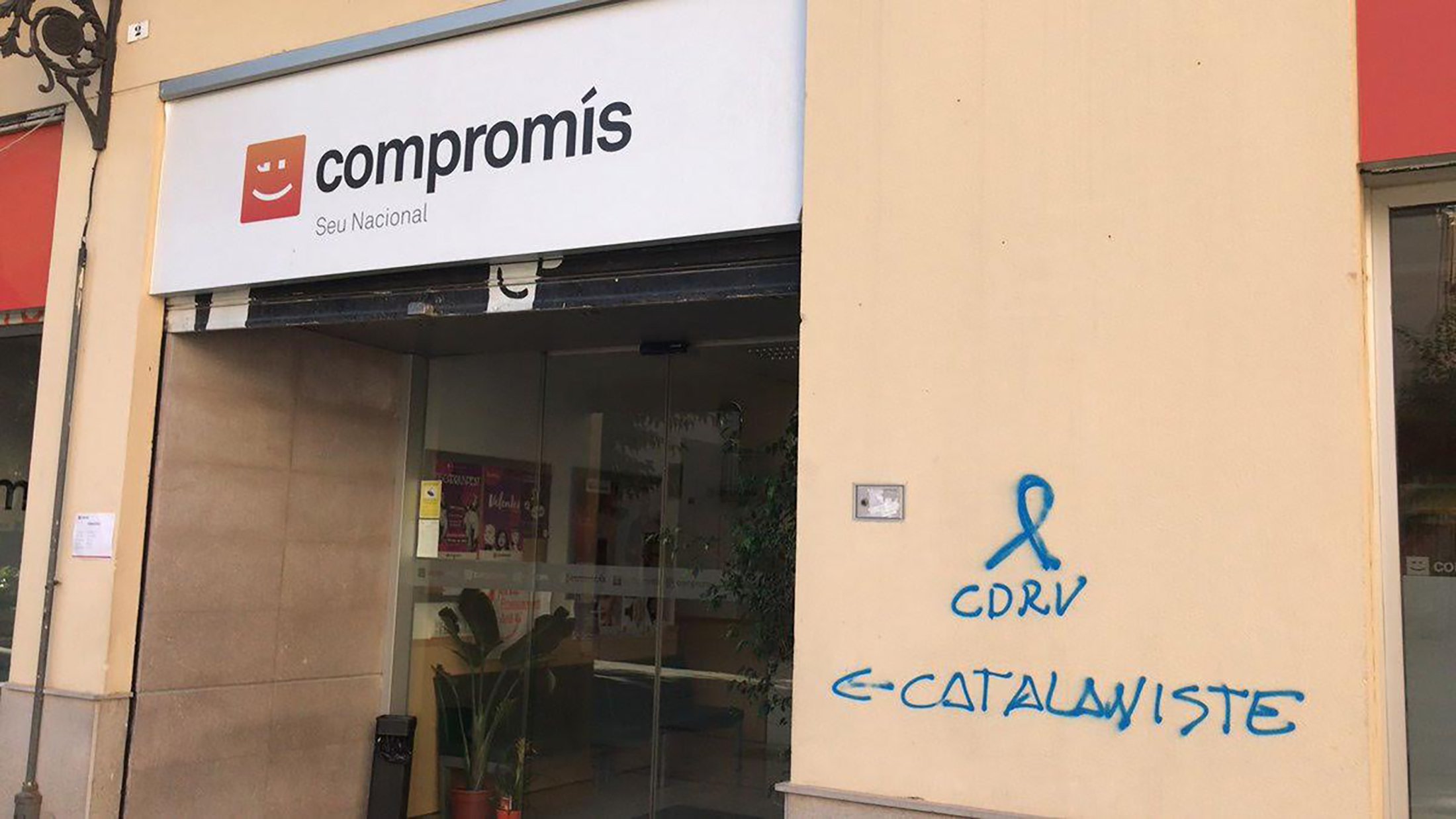 La catalanofobia reaparece en la sede de Compromís