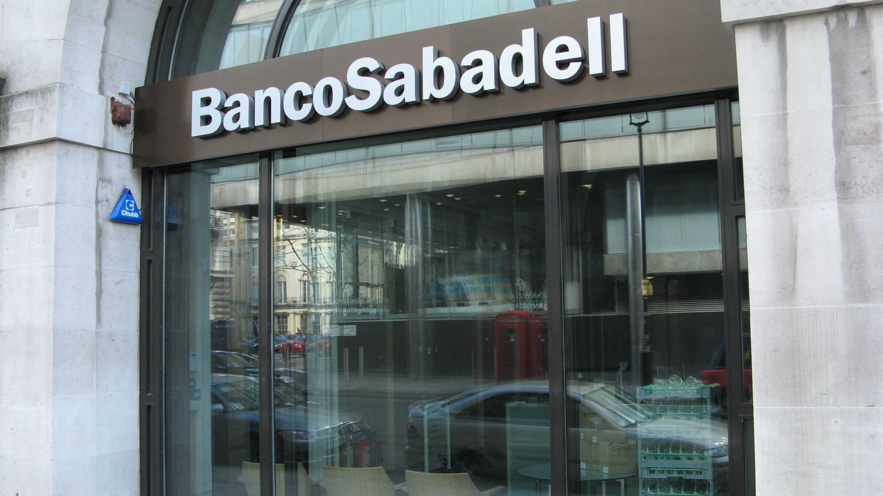 Banc Sabadell sube un 3,21% en bolsa por las noticias del traslado de sede