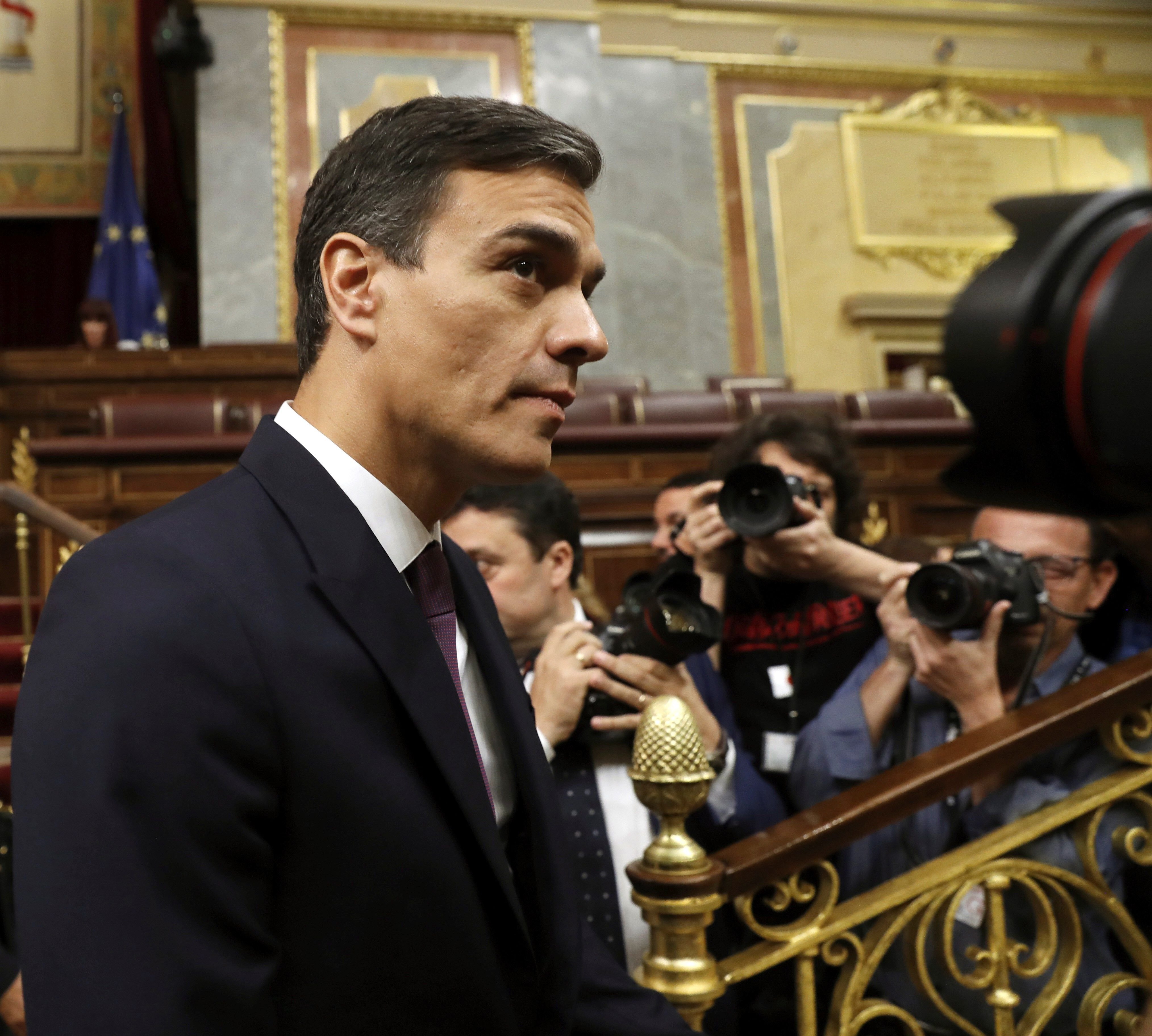 De colpista a  traïdor: la setmana de Pedro Sánchez als diaris de Madrid