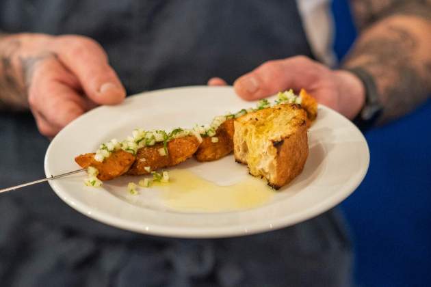 La brocheta de corvallo, un hit de Oído Foto Marta Garreta La brocheta de corvallo, un hit de Oído Foto Marta Garreta
