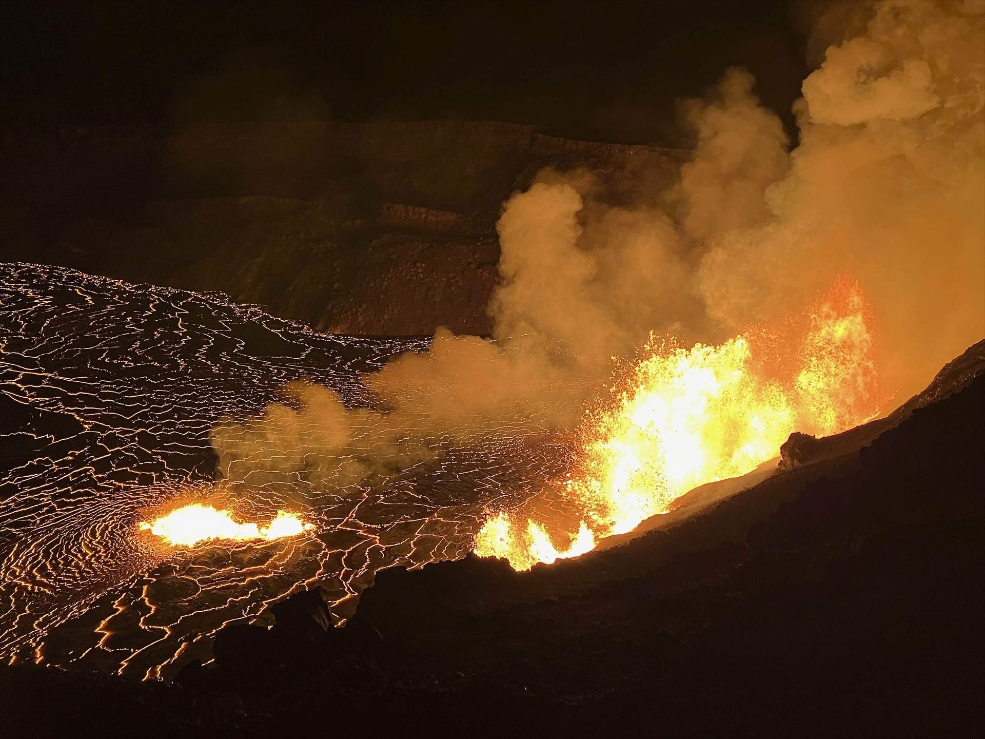 El volcán hawaiano Kilauea entra en erupción con fuentes de lava de 80 metros: imágenes espectaculares