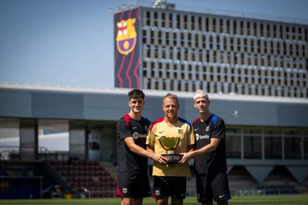 Dani Olmo, Pau Victor i Hansi Flick, amb el Trofeu Joan Gamper / Foto: Europa Press Dani Olmo, Pau Victor i Hansi Flick, amb el Trofeu Joan Gamper / Foto: Europa Press