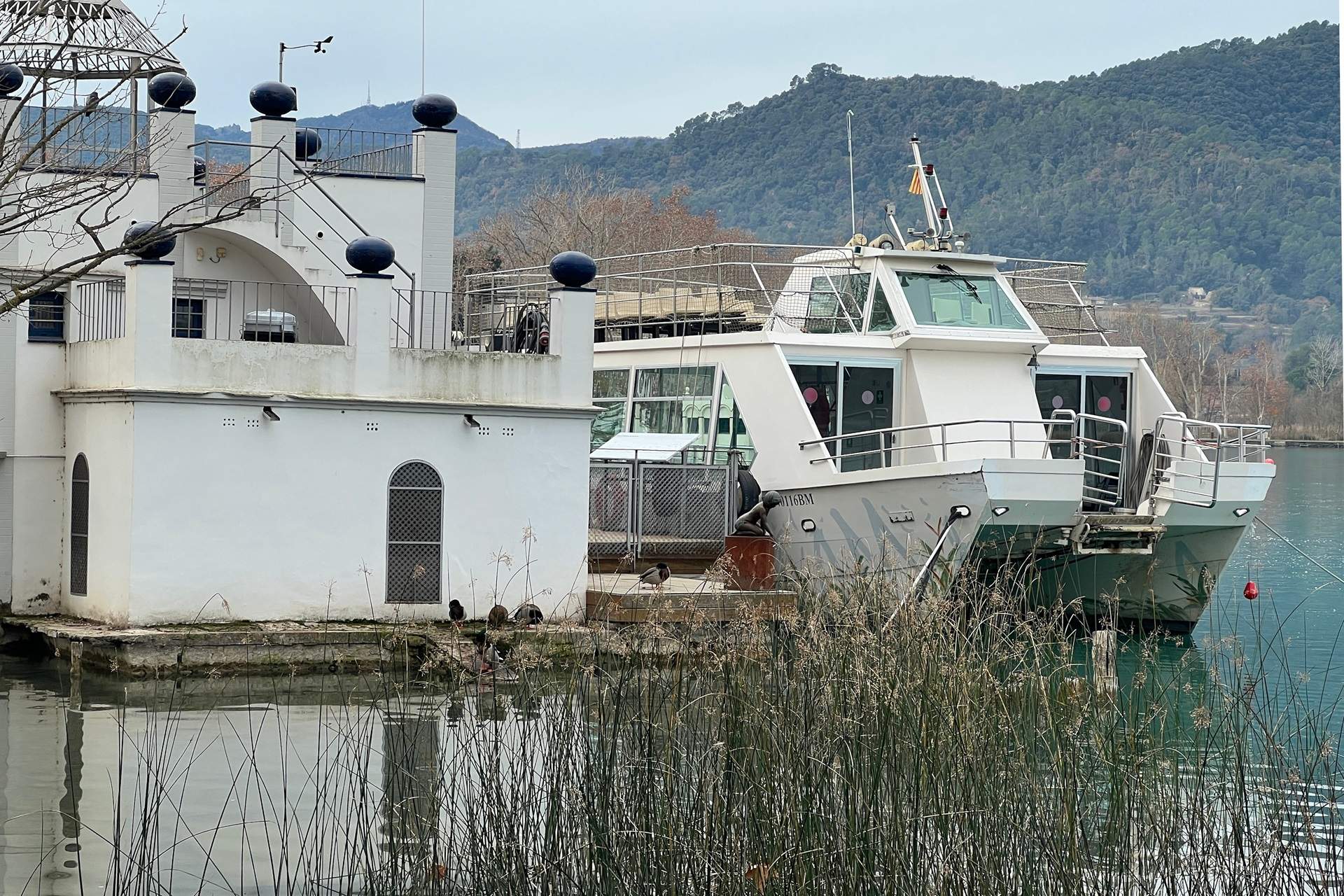 La barca turística de l'estany de Banyoles en perill: es busquen empresaris per gestionar-la
