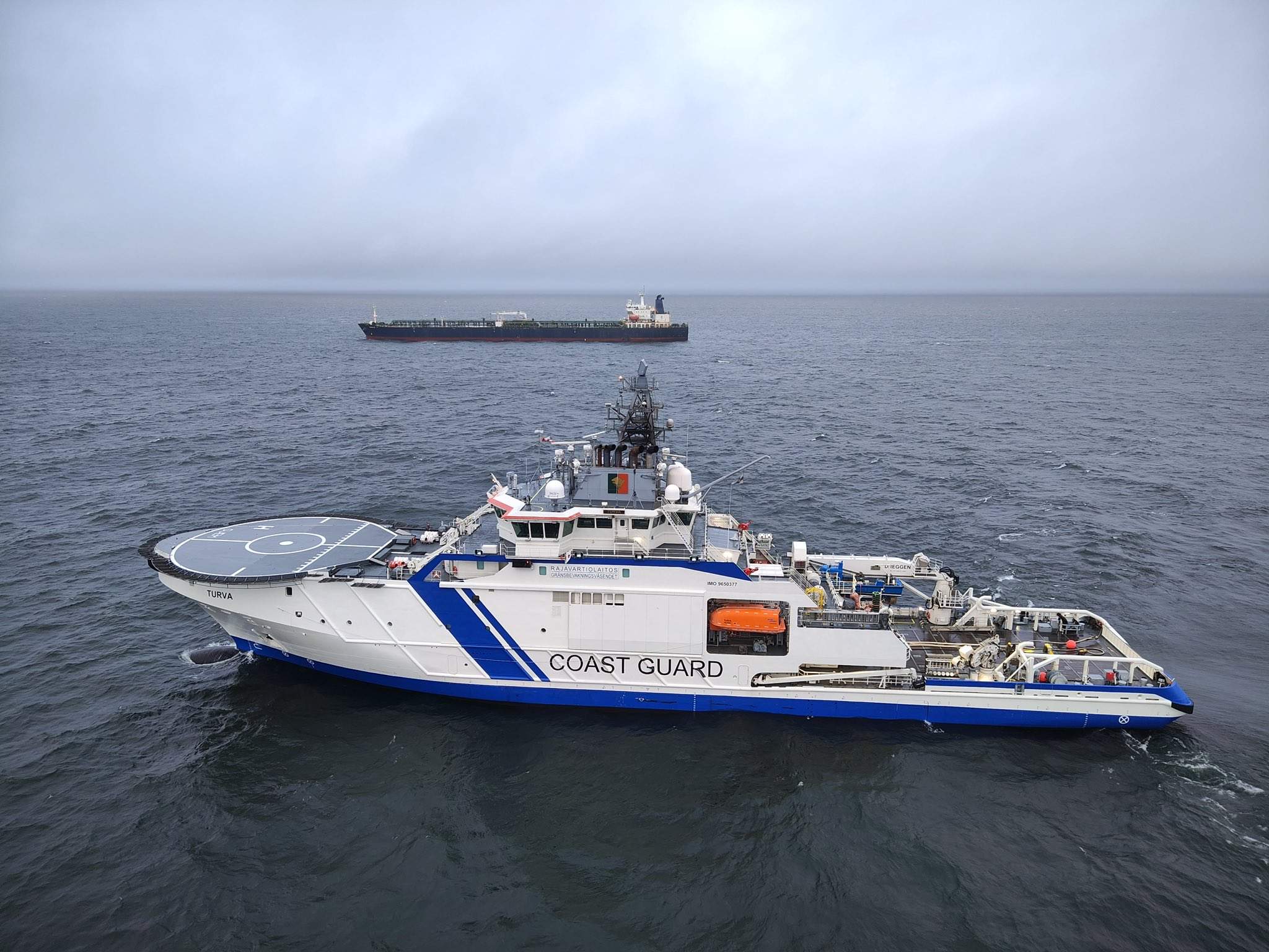 Finlandia captura un petrolero vinculado a Rusia sospechoso de dañar cables submarinos en el Báltico